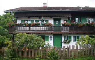 Das Haus wurde vermutlich zwischen 1313 und 1457 errichtet. Im Jahr 1910 erwarben die Berliner Malerin Clara Porges und ihr Mann, der sterreichische Violinist Friedrich Porges, das Gebude und nannten es wegen des groen Holunderbusches im Garten Holler