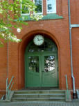 Haupteingang zur Roten Schule