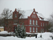 Die rote Schule von der Sicht  der Cottbuser Strae an einem Wintertag