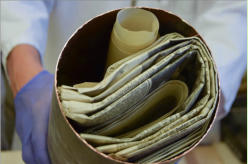  Mithilfe einer Kettens�ge gelangten die Forscher schliesslich an den Inhalt, der sie staunen liess: NSDAP-Abzeichen, Zeitungen, M�nzen und Briefe aus der NS-Zeit sowie Kopien von Hitlers �Mein Kampf�.