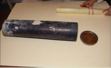 Die Existenz der Zeitkapsel in den Fundamenten der Ordensburg Kr�ssinsee war schon l�nger bekannt. Doch ihre Bergung gestaltete sich mehr als schwierig. Denn Grundwasser, Beton und Minen versperrten den Arch�ologen im polnischen Zlocieniec den Weg � bis j