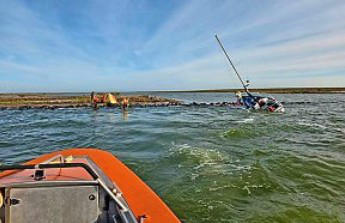 Hier wird der Mann von der Insel gerettet. KNRM