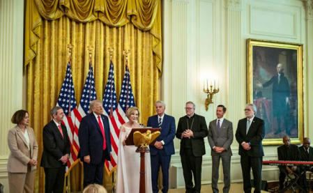 Auch Fernsehpredigerin Paula White-Cain verglich Trump an Ostern mit Jesus und sprach von Verrat, Verfolgung und Opferbereitschaft.