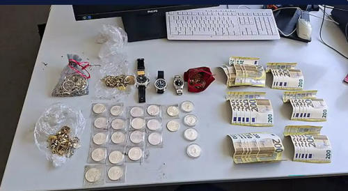 Grosser Fund in Berlin-Wilmersdorf: Silberm�nzen, Goldschmuck, Luxusuhren und 6000 Euro in bar.Polizei Berlin