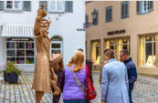 Baden-W�rttemberg, Esslingen: Die Statue <<Zwiebliger Teufel>> des K�nstlers Tim Bengel sorgt f�r Aufsehen.