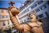 Die Statue stellt eine uralte Sage dar.